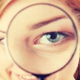 女性 虫眼鏡 チェック 注意