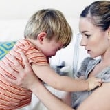 ママ 子供 泣く なだめる 抱っこ 叱る
