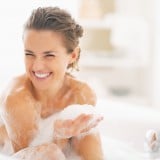 女性 お風呂 泡 リラックス