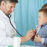 子供 聴診器 診察 受診 医師