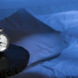 ベッド 時計 布団 夜中