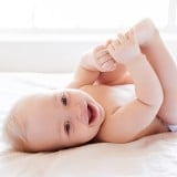赤ちゃん 裸 足 ベッド ねんね 男の子