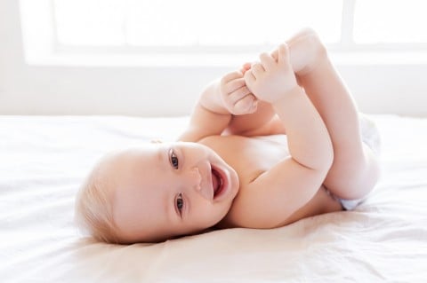 赤ちゃん 裸 足 ベッド ねんね 男の子