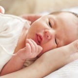 赤ちゃん 新生児 抱っこ