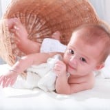 赤ちゃん 子供 寝転がる