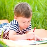 男の子 没頭 お絵かき リラックス 夢中