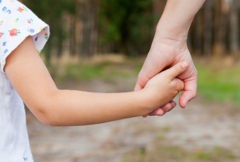 手 手つなぎ 親子 子供 ママ