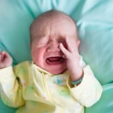 赤ちゃん 泣く 夜泣き 布団