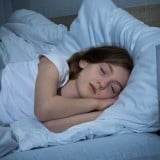 子供 睡眠 ベッド 夜