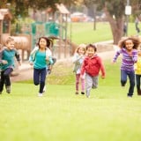 子供 走る 公園 友達