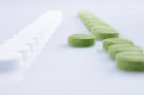 薬 低用量ピル 錠剤 白 緑