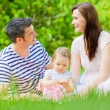 家族 子供 夫婦 ピクニック 公園