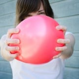 女性 風船 つかむ 破裂