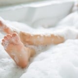 お風呂 女性 足 湯船