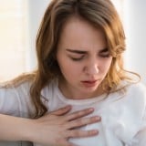 女性 胸の痛み つらい