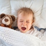 子供 夜泣き 泣く ベッド