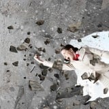 壁 乗り越える 破壊 女性 人 壊す