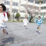 小学生 高学年 下校 放課後 帰る ランドセル 走る