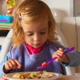 2歳 スプーン 食べる 食事 スタイ 汚れ