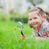 女の子 虫眼鏡 笑顔 外 花 研究