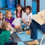 保育園 先生 友達 子供 読書 室内