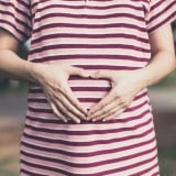 女性 お腹 妊婦