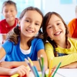 子供 小学生 女の子 勉強 友達