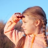 女の子 遠く 外