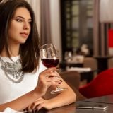 女性 お酒 アルコール ワイン