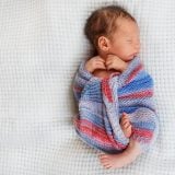 赤ちゃん 新生児 おくるみ 寝る