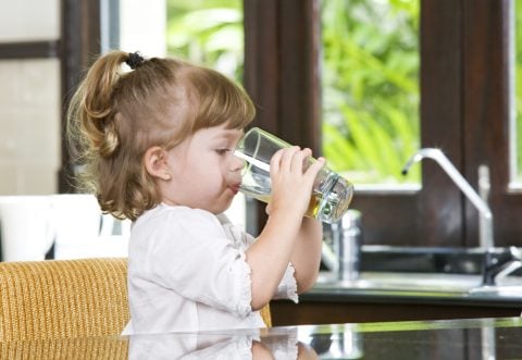 子供 水 飲む
