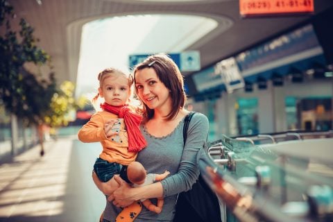 ママ 子供 旅行 帰省 抱っこ ホーム 女の子 移動