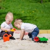 公園 砂場 幼児 子供 友達