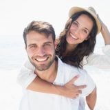 夫婦 カップル パートナー 笑顔 ハグ ビーチ
