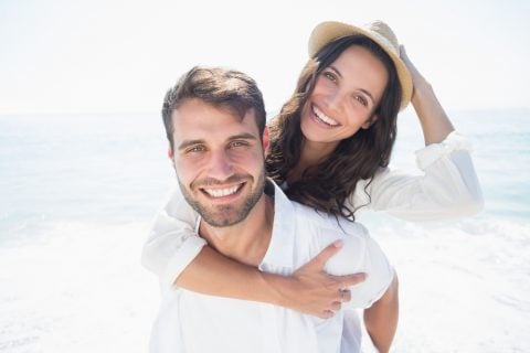 夫婦 カップル パートナー 笑顔 ハグ ビーチ