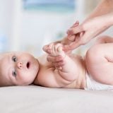 赤ちゃん 驚く ママ おむつ替え