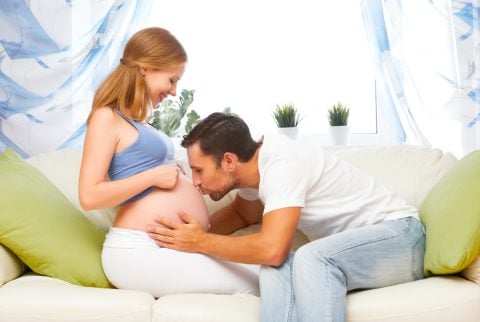妊婦 初産 カップル 夫婦 キス
