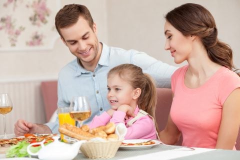 家族 パパ ママ 子供 両親 母 父 娘 食事