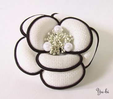 要出典 コサージュ 上品パール付 花カメリアコサージュ&ヘアクリップ