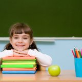 小学生 女の子 学校 スクール 黒板 6歳 7歳