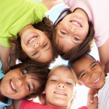 子供 男の子 女の子 笑顔 仲良し 友達