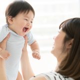 ママ 赤ちゃん 抱っこ