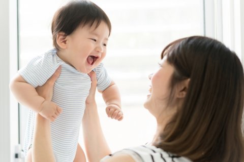 ママ 赤ちゃん 抱っこ