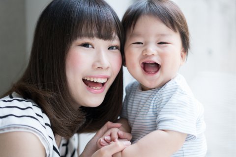 赤ちゃん ママ 親子 笑顔
