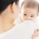 赤ちゃん 抱っこ 縦抱き