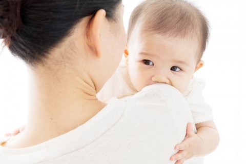 赤ちゃん 抱っこ 縦抱き