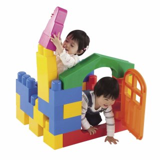 要出典 2歳の男の子の誕生日 ピープル 1歳には全身でブロックneo