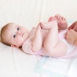 赤ちゃん 肌着 着替え おむつ替え