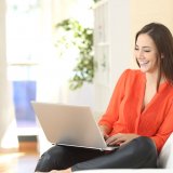 女性 笑顔 パソコン ネット 調べる