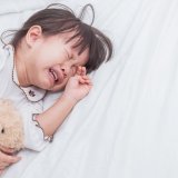 夜泣き 日本人 女の子 泣く